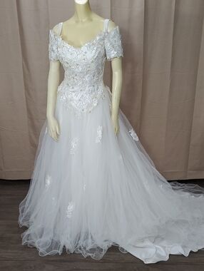 Elegant White Off-Shoulder Lace Appliqué Wedding Dress